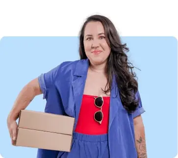Empreendedora segurando caixa para envio de produto