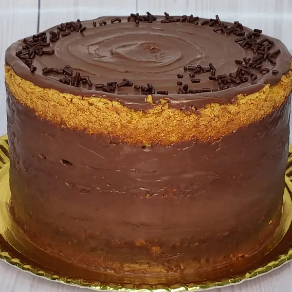 Bolo de cenoura com cobertura de brigadeiro, ganache ou chocolate