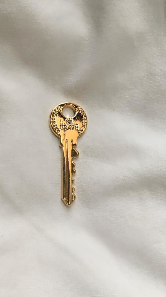 Colar Be Brave chave e cadeado banhado a ouro 18k em Promoção na Americanas