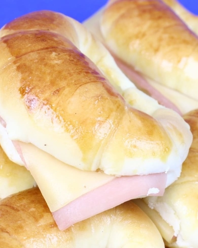 MEDIALUNAS RELLENAS CON JAMON Y QUESO X 12 UNIDADES