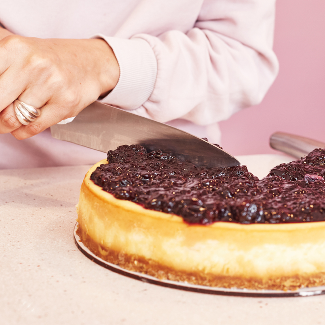 Receta de tarta de queso, frutos rojos y chocolate - LA NACION