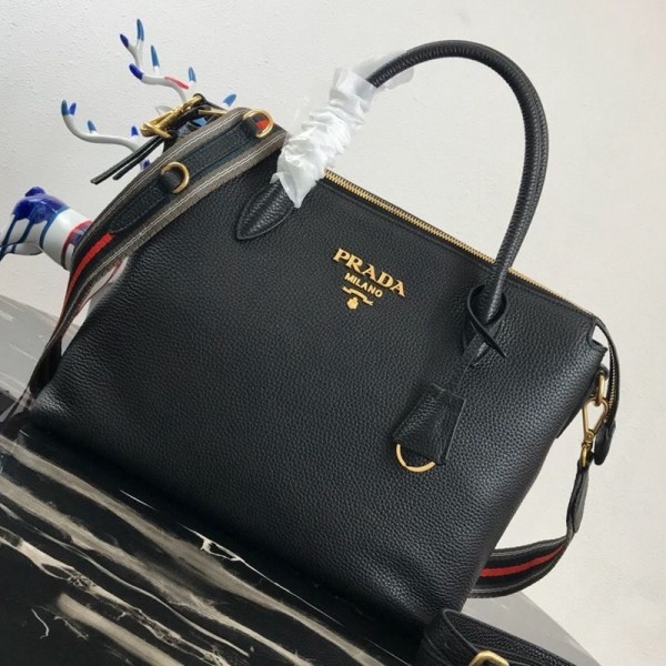 prada tote handbolsa