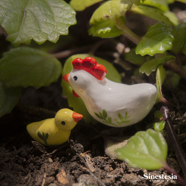 Una Gallina Y Un Pollito Para Tu Jardin