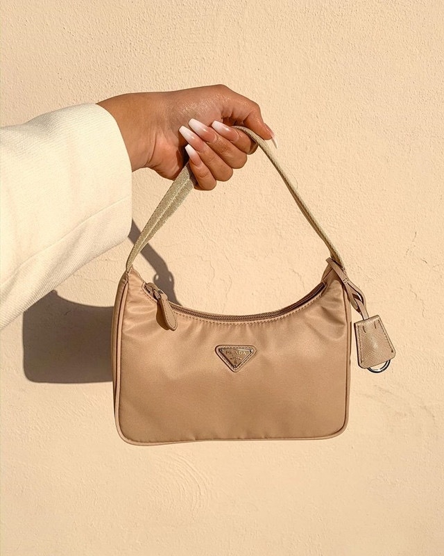 prada re edition beige bolsa