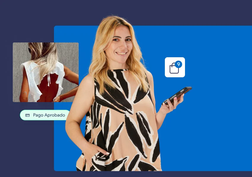 Imagen de una mujer de negocios sosteniendo un celular y mostrando un producto de la tienda virtual.