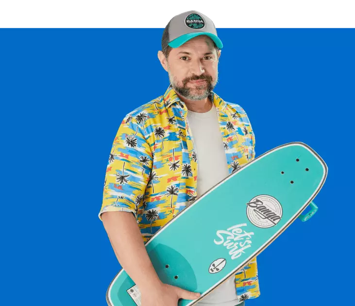 Emprendedor de Banga Boards, sosteniendo un SurfSkate verde agua.