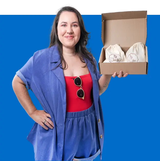 Empreendedora segurando uma caixa com alguns de seus produtos