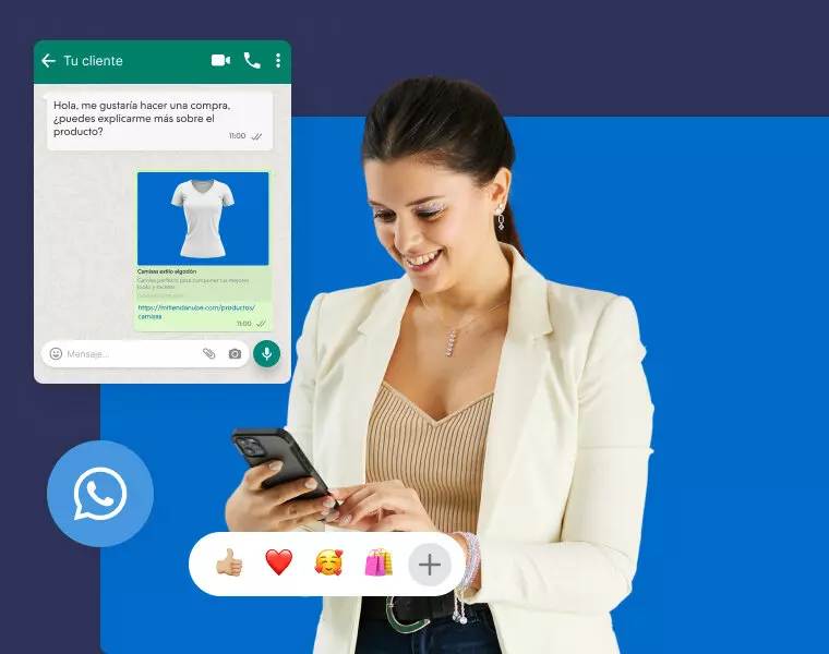 Emprendedora compartiendo un producto con un cliente a través de WhatsApp