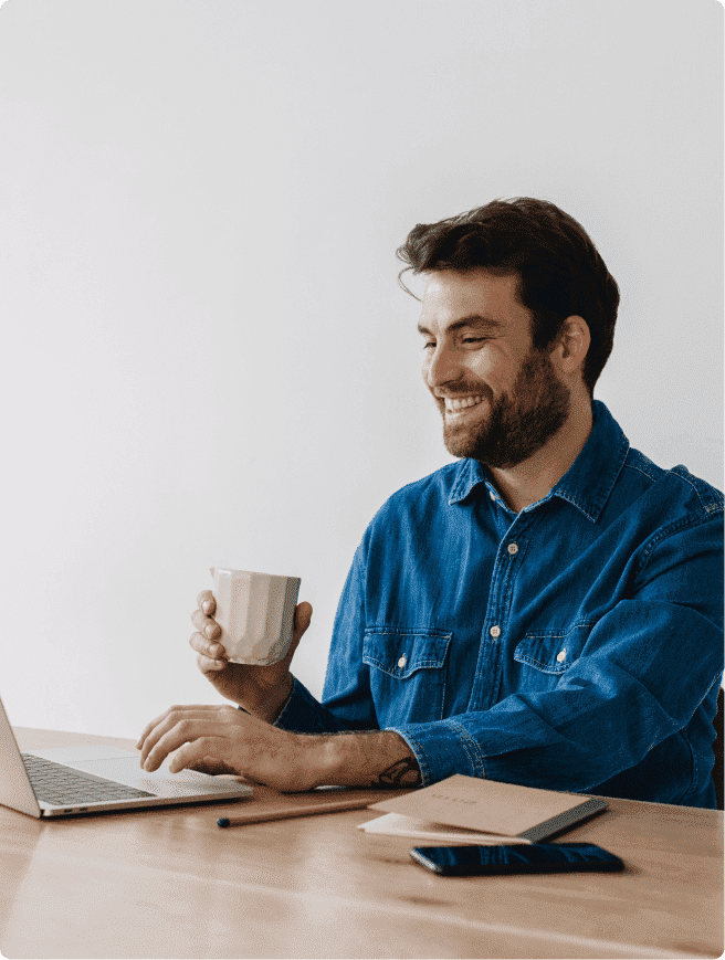 Homem sorrindo com notebook