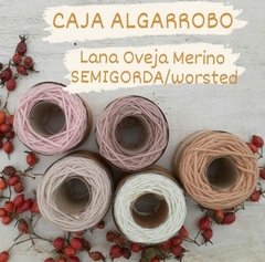 Caja de Ovillos ALGARROBO-LANA de Oveja MERINO 24 micras Semigorda/worsted con TINTES NATURALES