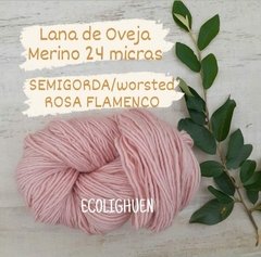 LANA de Oveja MERINO 24 micras SEMIGORDA /worsted con TINTES NATURALES color ROSA FLAMENCO-100grs