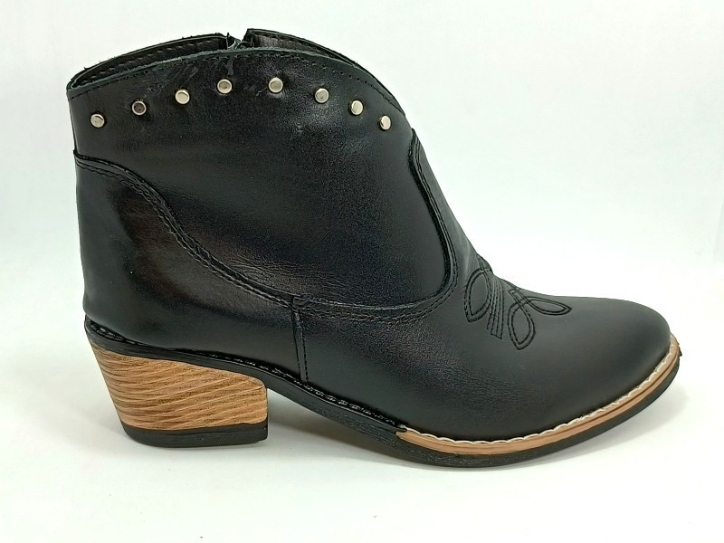 Texana en cuero negro con tachas art. 131