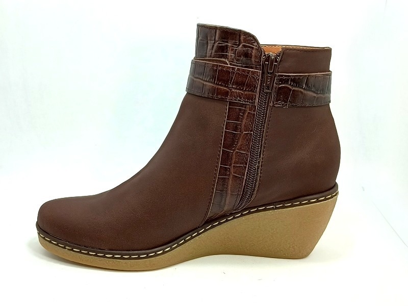 Botineta en cuero choco, con taco chino, con tira de croco hebilla y cierre  Art.74