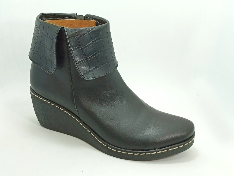 Botineta en cuero negro, con taco chino, con solapa de croco y cierre  Art.801