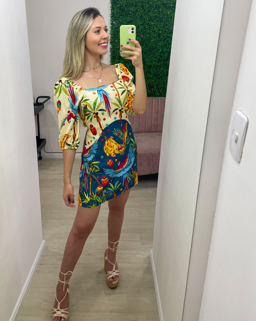 Vestido feminino curto estampado com amarração e abertura costas Vestido feminino curto estampado com amarração e abertura costas