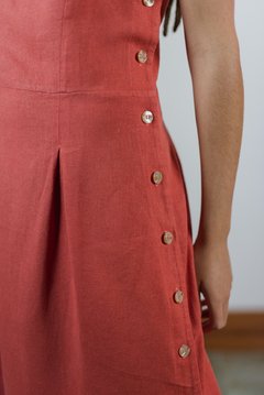 Vestido com botão lateral