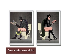 Quadros Batman e Mulher Gato no banheiro - comprar online