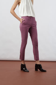 Imagen de PANTALON GABARDINA PREMIUM, detalle de botones opacos en botamanga (24009)