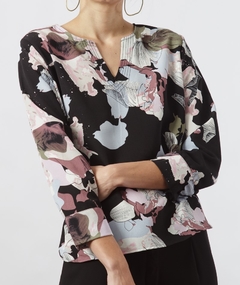 24003 BLUSA CREPPE ESTAMPADO CON PESPUNTES