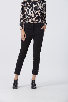 PANTALON GABARDINA PREMIUM, detalle de botones opacos en botamanga (24009) - comprar online