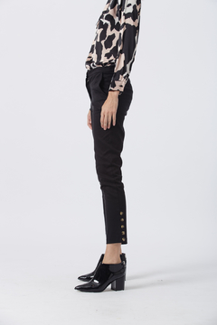 PANTALON GABARDINA PREMIUM, detalle de botones opacos en botamanga (24009) en internet