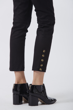 PANTALON GABARDINA PREMIUM, detalle de botones opacos en botamanga (24009) - ARYE