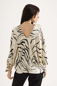 25501 BLUSA SATEN ESTAMPADA en internet