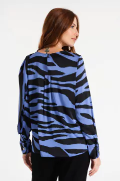26000 BLUSA ESTAMPADA CON BUCHE en internet