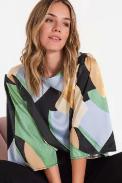 AT 26010 BLUSA SATEN ESTAMPADO en internet