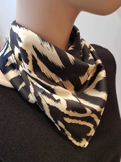 PAÑUELO SATEN ESTAMPADO