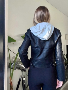 campera de eco cuero con capucha motto (art 422) - NAISHA