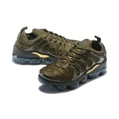 nike vapormax plus dourado