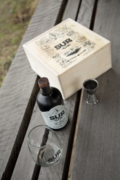 Caja de Madera + Sur Gin 500 ML + Vaso + Jigger