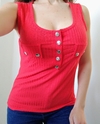 Musculosa mujer roja con botones