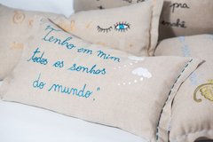 Almofada Linho Bordada Mão "Sonho Azul Nuvens" na internet