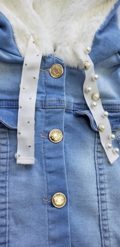 Jaqueta Jeans com Cordão de Pérolas na internet