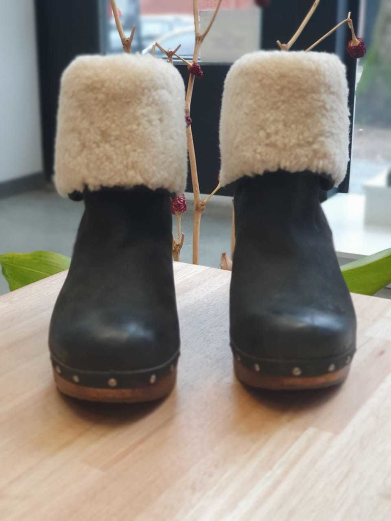 BOTAS CORTAS CUERO CON PIEL UGG AUSTRALIA N°39