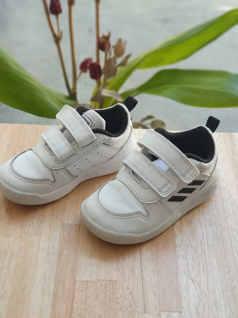 ZAPATILLAS BEBE ADIDAS CON ABROJO TALLE 23 1/2