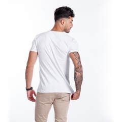 Camiseta Masculina Riviera Manga Curta Preta Frase Evite Aglomerações Branca - comprar online