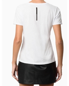 Camiseta Feminina CKJ Gola V Branca na internet