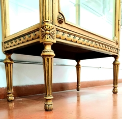 Vitrina dorada estilo Luis XVI - Capdepont Antiques
