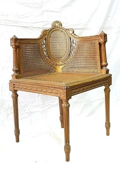 Antigua butaquita rinconera, en madera tallada y dorada de estilo Luis XVI