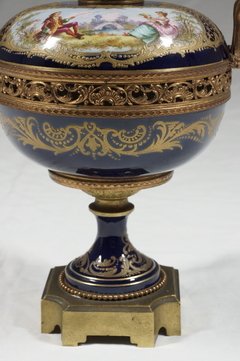 Caja en porcelana de la Manufactura de Sevres (hacia 1850). en internet