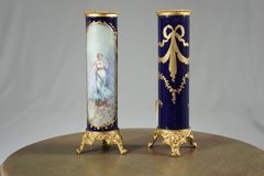 Par de violeteros en porcelana de Sevres, con base y guarda en bronce dorado al ormolú
