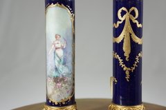 Par de violeteros en porcelana de Sevres, con base y guarda en bronce dorado al ormolú - comprar online