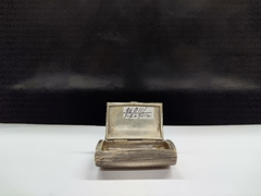 Pastillero decorado por medio de  estrías - circa 1965. en internet