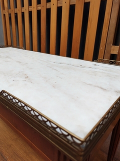 Mesa de estilo Luis XVI. Marmol y bronce