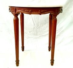 Mesa de centro en estilo Luis XVI con tapa de mármol.