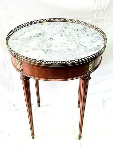 Mesa de estilo Luis XVI circular con mármol y aplicaciones de bronce
