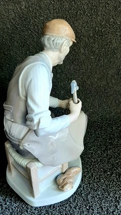 Hermosa figura de Lladro que representa a un zapatero - comprar online